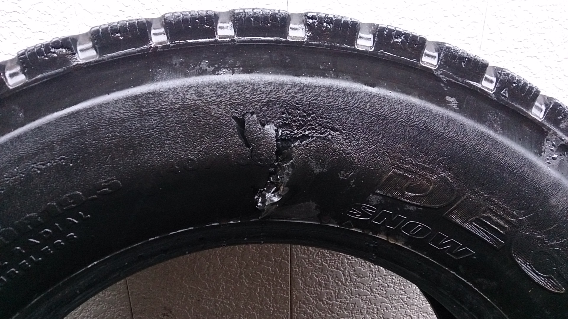 タイヤを横から見るだけでも一つの点検になります タイヤの側面 サイドウォールのキズが危険な理由 タイヤサービス中原