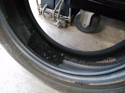 タイヤ側面のこぶは大変危険です もしも見つけた場合は早めの対処が必要です タイヤサービス中原
